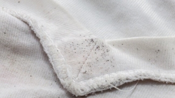 Các cách tẩy vết mốc trên quần áo trắng