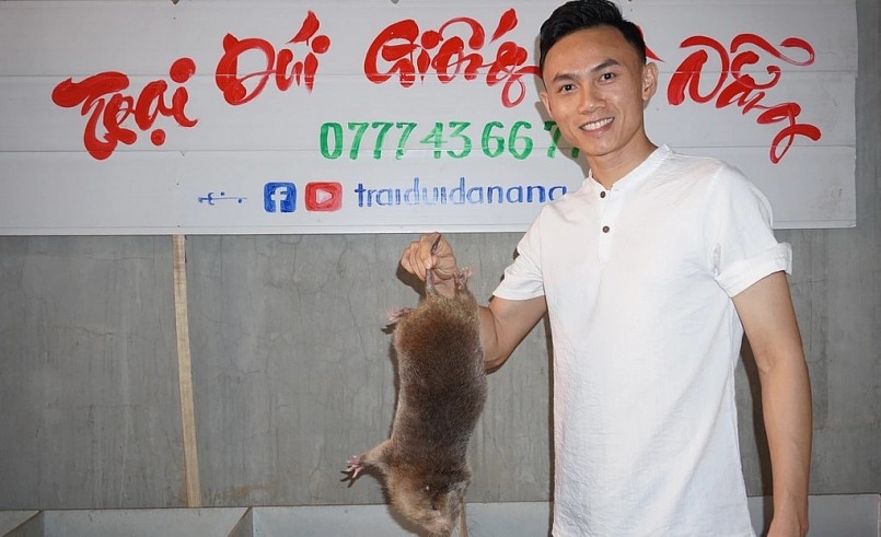 Anh Đỗ Đạt chia sẻ về hiệu quả của mô hình nuôi dúi của mình ở xã Hòa Ninh (Ảnh: Hoài Sơn). Anh Đỗ Đạt chia sẻ về hiệu quả của mô hình nuôi dúi của mình ở xã Hòa Ninh (Ảnh: Hoài Sơn).