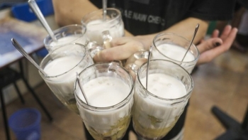 Quán chè đường Trần Hưng Đạo có gì hấp dẫn mà 90.000 đồng/ly vẫn hút khách?