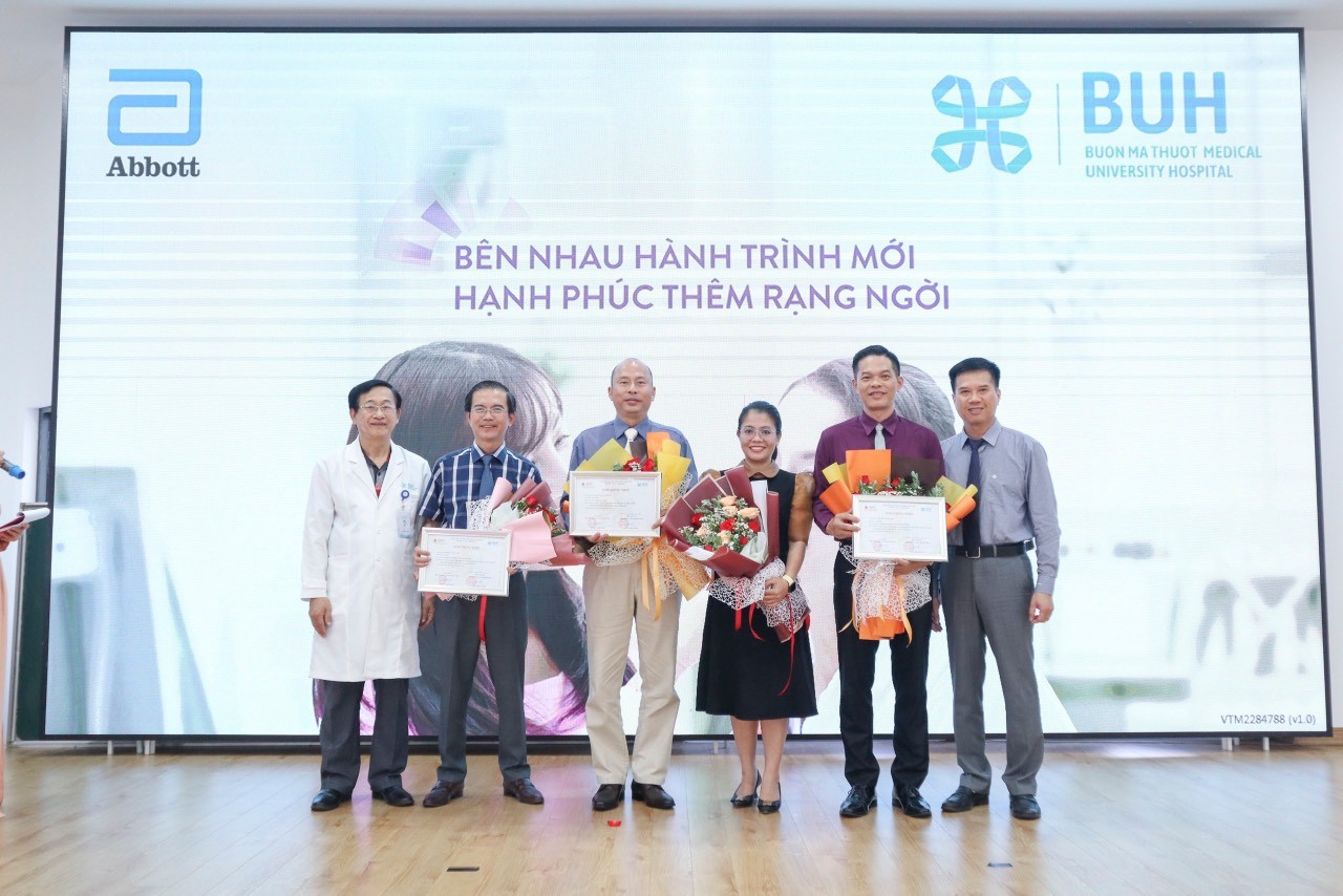 Ban giám đốc Bệnh viện Đại học Y Dược Buôn Ma Thuột trao chứng nhận cho các Báo cáo viên. 