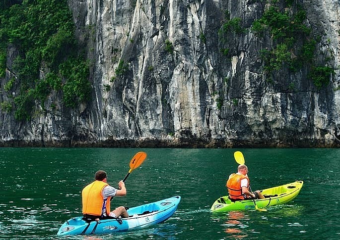 Hoạt động chèo thuyền kayak được hoạt động trở lại trên vịnh Hạ Long Hoạt động chèo thuyền kayak được hoạt động trở lại trên vịnh Hạ Long