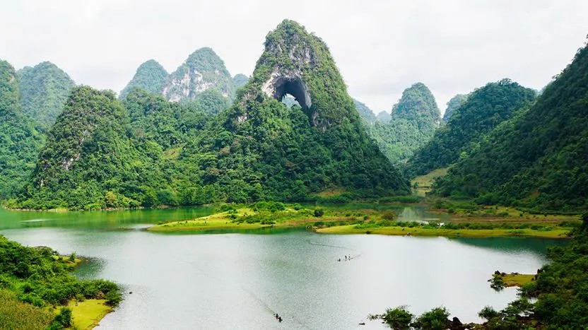 vẻ đẹp thiên nhiên độc đáo tại Núi Mắt Thần