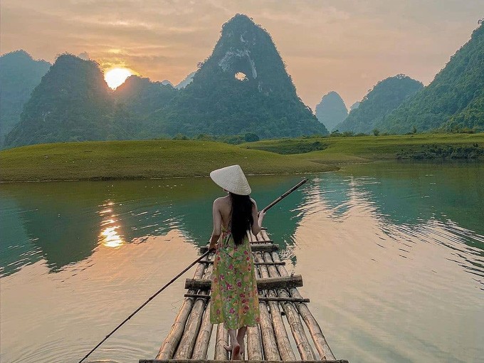 Trải nghiệm cảm giác được trèo bè ngắm phong cảnh hùng vĩ