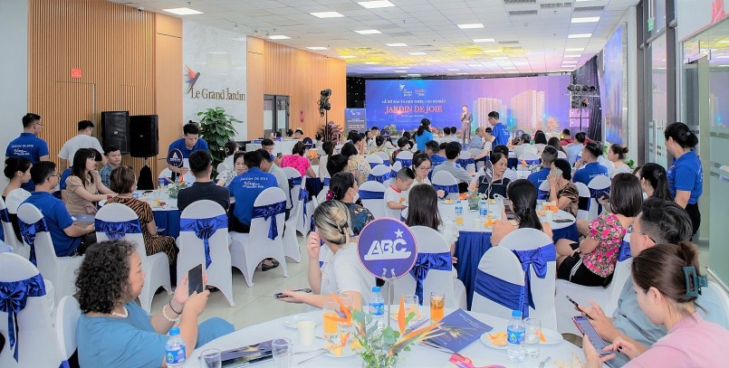 Đông đảo chủ nhân tương lai tham dự chương trình và tìm hiểu về tòa căn hộ cao cấp Jardin De Joie Đông đảo chủ nhân tương lai tham dự chương trình và tìm hiểu về tòa căn hộ cao cấp Jardin De Joie