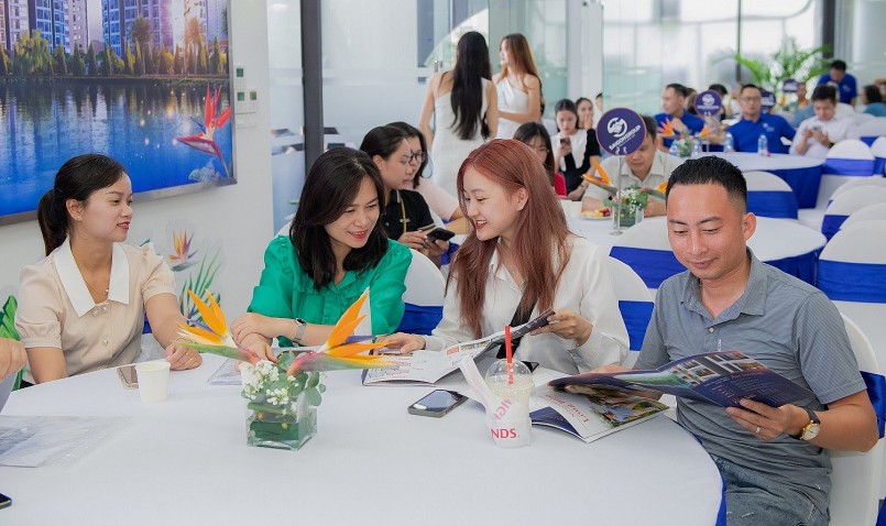 Nhiều khách hàng đã quyết định đặt mua căn hộ ngay trong buổi ra mắt “Khu vườn hạnh phúc” Jardin De Joie Nhiều khách hàng đã quyết định đặt mua căn hộ ngay trong buổi ra mắt “Khu vườn hạnh phúc” Jardin De Joie