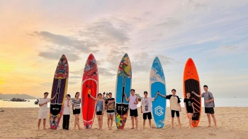 Giới trẻ hào hứng trải nghiệm chèo SUP trên biển Đà Nẵng
