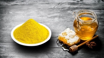 10 lợi ích sức khỏe khi uống tinh bột nghệ với mật ong mà ít người biết