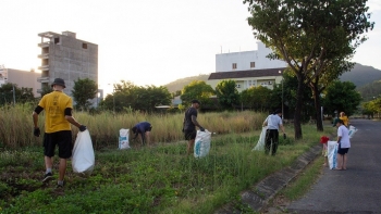 Chung tay dọn rác vì một Đà Nẵng sạch đẹp