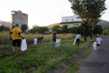 Chung tay dọn rác vì một Đà Nẵng sạch đẹp