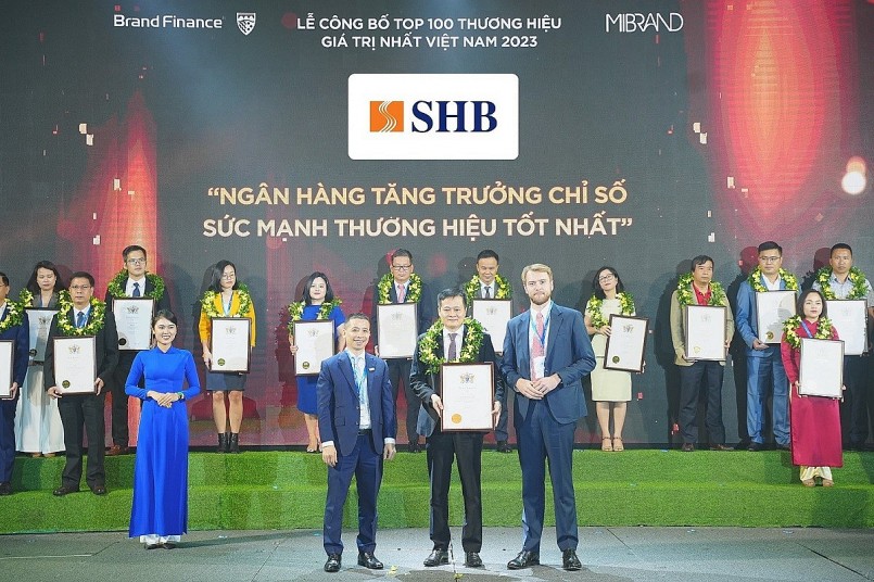 Ông Đinh Ngọc Dũng – Phó Giám đốc phụ trách Khối Ngân hàng doanh nghiệp đại diện SHB nhận giải thưởng Ông Đinh Ngọc Dũng – Phó Giám đốc phụ trách Khối Ngân hàng doanh nghiệp đại diện SHB nhận giải thưởng