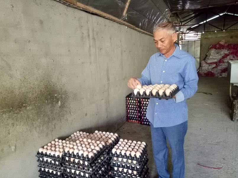 Ông Lê Chí Lợi giới thiệu sản phẩm trứng gà của trang trại gia đình