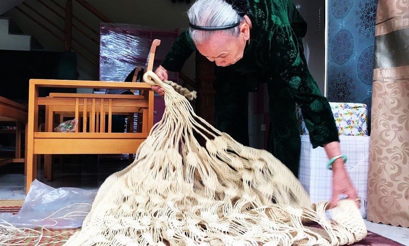 Một chiếc võng ngô đồng có khi được bán lên tới hơn chục triệu đồng.