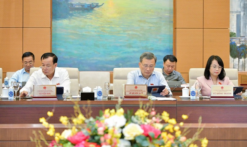 Các đại biểu nghiên cứu tài liệu tại phiên họp