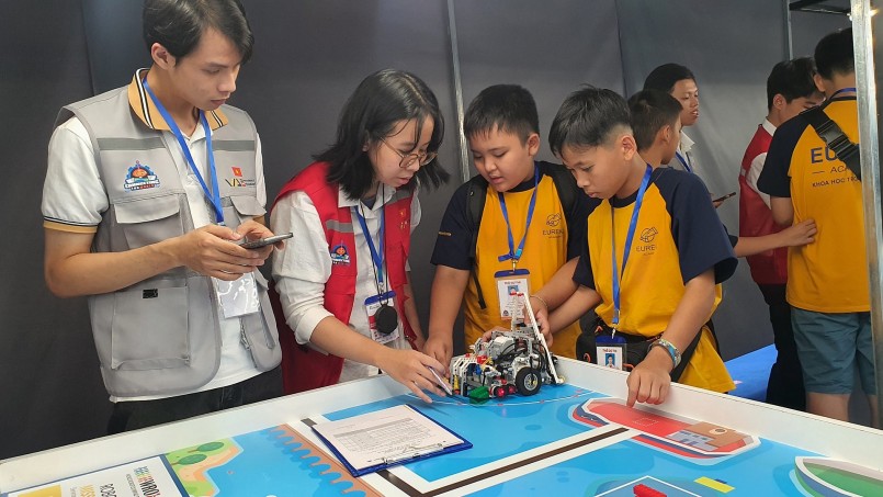 Các đội thi nhận đề, thảo luận ý tưởng và thi đấu bùng nổc