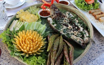Cá lóc nướng cuốn lá sen non và loạt đặc sản Đồng Tháp  ngon quên lối về