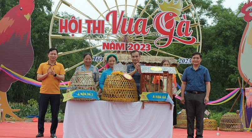 Trao giải cho hạng mục Hoa hậu và các Á hậu gà.