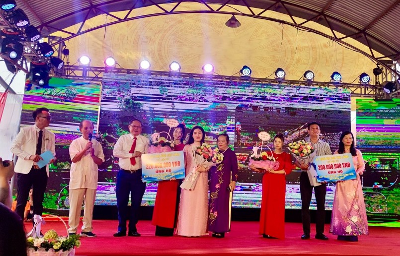 Chương trình đấu giá na được tổ chức để lấy kinh phí xây cầu dân sinh và nhà tặng người nghèo ở H.Chi Lăng. Ảnh VT