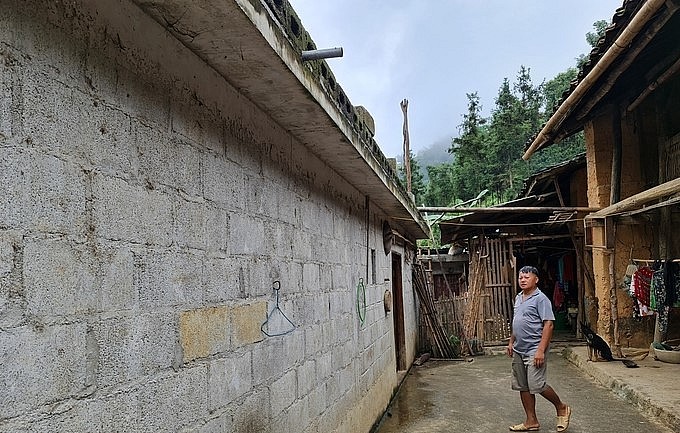 Khu chuồng bò xây kiên cố của một gia đình ở thôn Mua Mí Pó. (Ảnh: Đào Thanh)