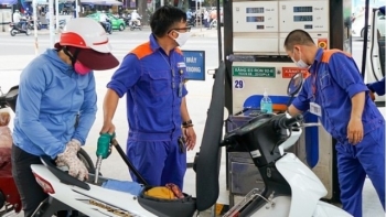 Giá xăng tiếp đà tăng, vượt mốc 24.000 đồng/lít