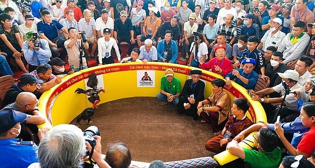 Phần thi chọi gà đòn dân gian thu hút đông đảo người dân đến xem.