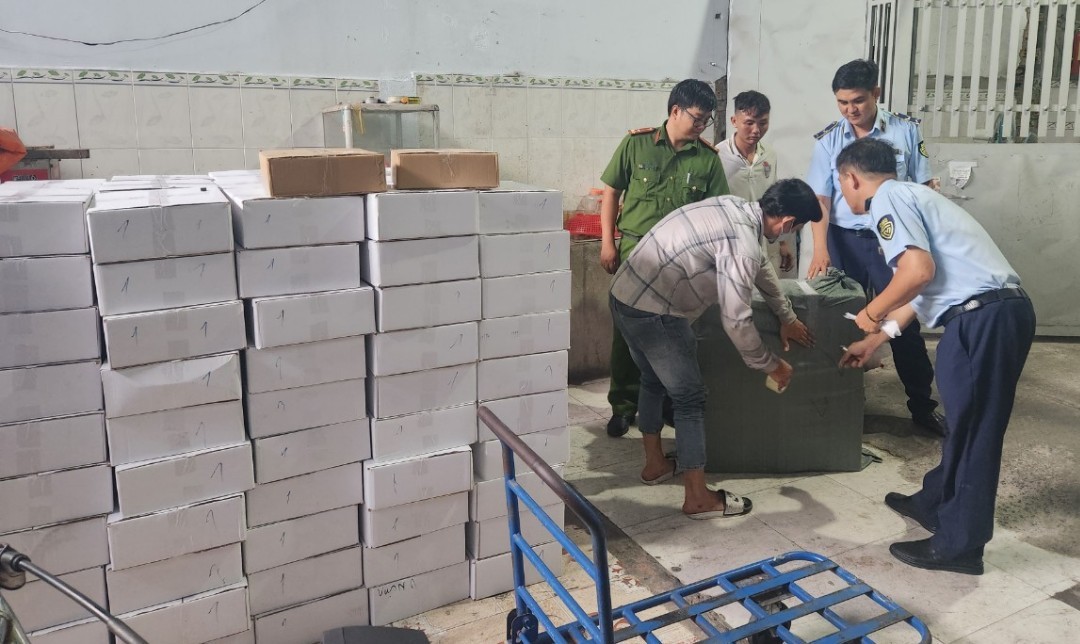 Số thực phẩm không rõ nguồn gốc bị thu giữ. (ảnh QLTT)