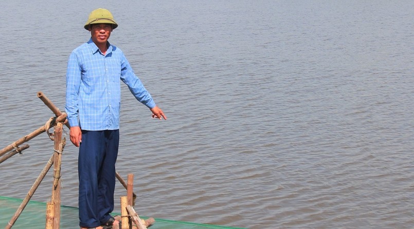 Nông dân Nguyễn Đại Dương giới thiệu về đầm nuôi ương vạng giống. (Ảnh Mai Chiến).