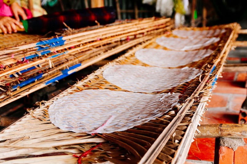 Bánh được phơi nắng đủ độ, khoảng 30 phút. Nếu phơi quá nhanh hoặc quá lâu