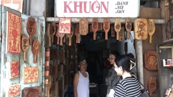 Nghệ nhân hơn 40 năm gìn giữ giá trị tinh hoa truyền thống với nghề làm khuôn bánh Trung Thu