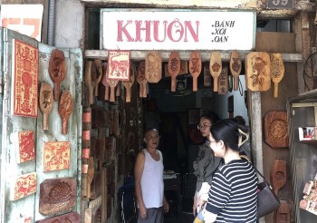 Nghệ nhân hơn 40 năm gìn giữ giá trị tinh hoa truyền thống với nghề làm khuôn bánh Trung Thu