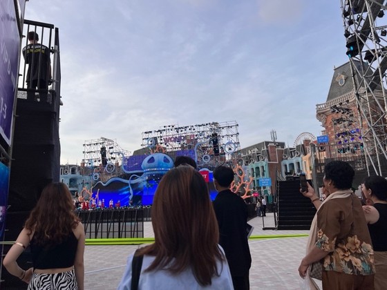 “Miền đất hội hè” VinWonders Nha Trang náo nhiệt chờ Charlie Puth biểu diễn ảnh 2