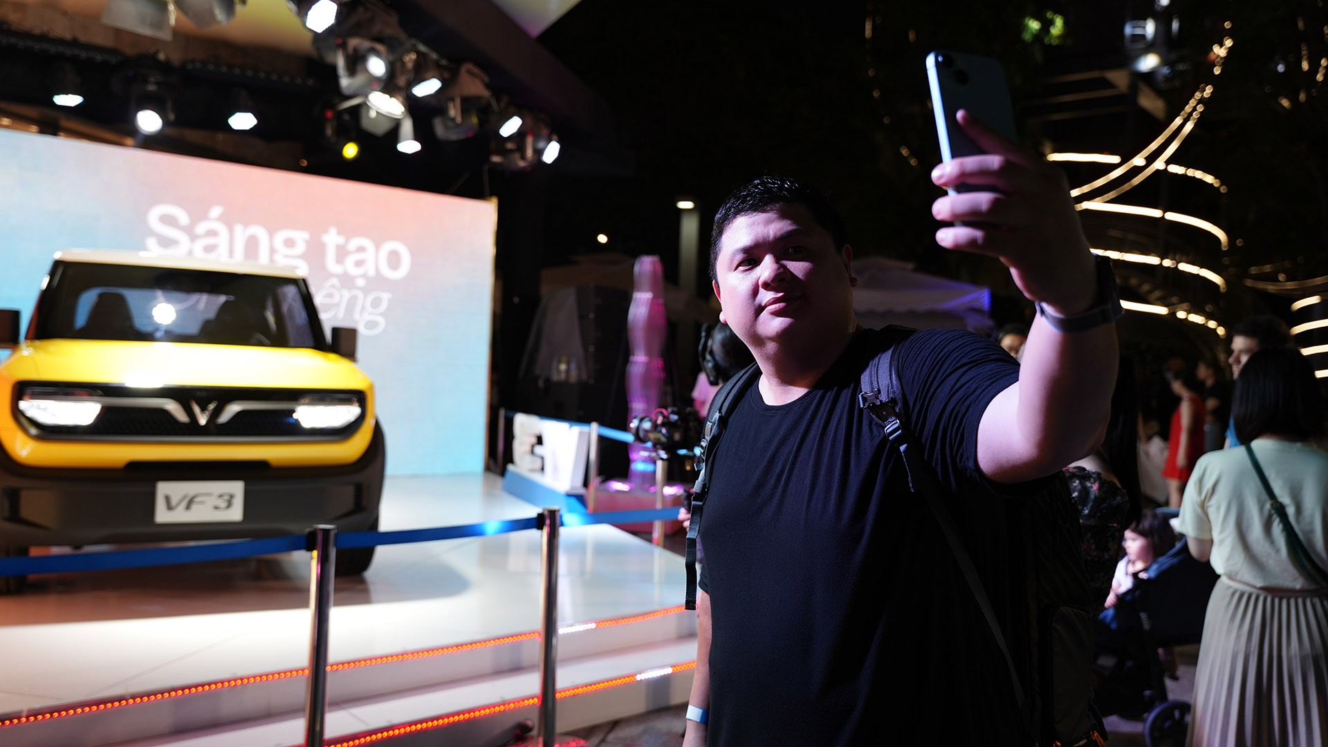 Nhiều khách tham quan hào hứng check-in cùng VF 3. Ảnh: Vinfast.