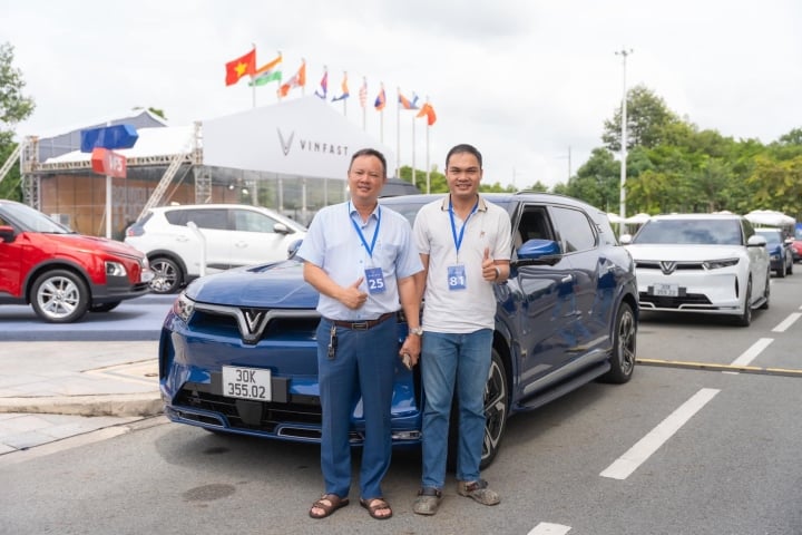 Triển lãm “VinFast - Vì tương lai xanh” ngày đầu tiên đã mang đến những trải nghiệm ấn tượng cho công chúng yêu xe Bình Dương.