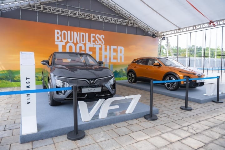 VinFast \'khuấy đảo\' Bình Dương với triển lãm xe điện lớn nhất Việt Nam - 3