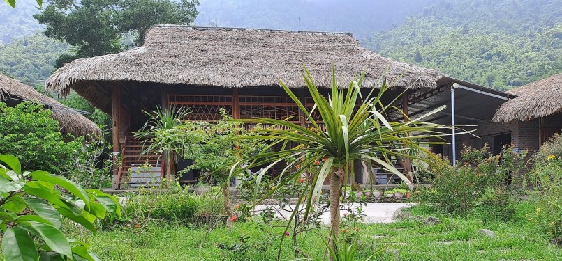 Khu dịch vụ ăn uống dành cho khách với lối thiết kế nhà sàn độc đáo mang bản sắc văn hóa của người Tày.