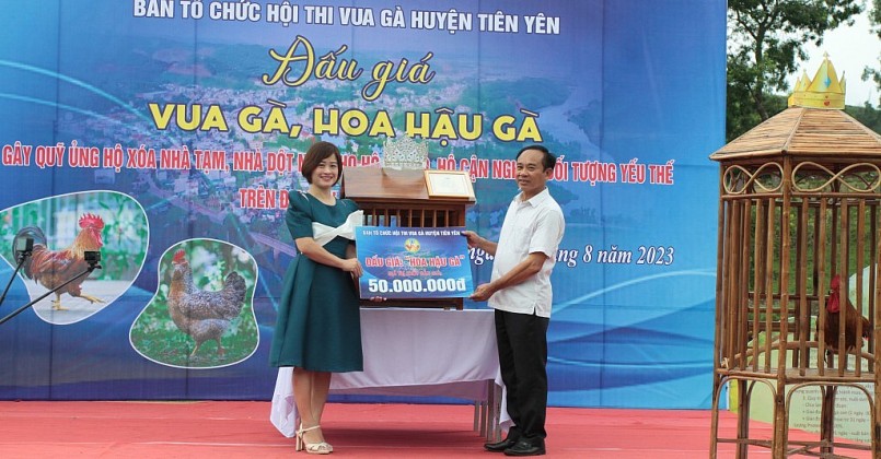 Hoa hậu gà được đấu giá thành công với giá trị 50 triệu đồng. Hoa hậu gà được đấu giá thành công với giá trị 50 triệu đồng.