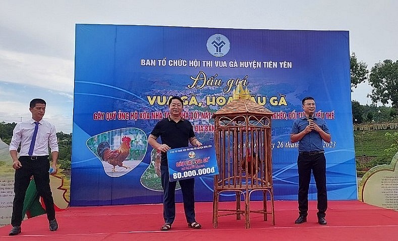 Anh Phùng Văn Hiếu (38 tuổi), người sở hữu Vua gà Tiên Yên Vua với giá 79.999.999 đồng (BTC làm tròn 80.000.000 triệu đồng). Anh Phùng Văn Hiếu (38 tuổi), người sở hữu Vua gà Tiên Yên Vua với giá 79.999.999 đồng (BTC làm tròn 80.000.000 triệu đồng).