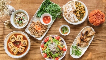 Dịch vụ nấu cỗ chay “hút” khách, xuất hiện bánh trung thu hạng sang phiên bản giới hạn