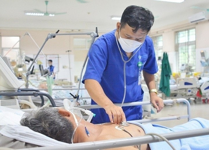 người đàn ông ăn canh có chứa khoảng 3-4 củ ấu tàu. (Ảnh: Benhvienbaichay) người đàn ông ăn canh có chứa khoảng 3-4 củ ấu tàu. (Ảnh: Benhvienbaichay)