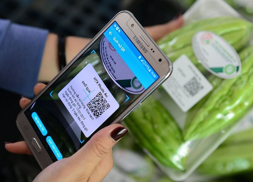 Mã QRcode không chỉ giúp người tiêu dùng tự bảo vệ quyền lợi mua sắm, mà còn giúp cơ quan nhà nước dễ dàng hơn trong công tác chống lại vấn nạn hàng giả, hàng nhái đang fra trên thị trường Mã QRcode không chỉ giúp người tiêu dùng tự bảo vệ quyền lợi mua sắm, mà còn giúp cơ quan nhà nước dễ dàng hơn trong công tác chống lại vấn nạn hàng giả, hàng nhái đang fra trên thị trường