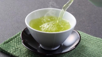 Ai không nên uống nước chè xanh?