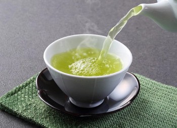 Ai không nên uống nước chè xanh?