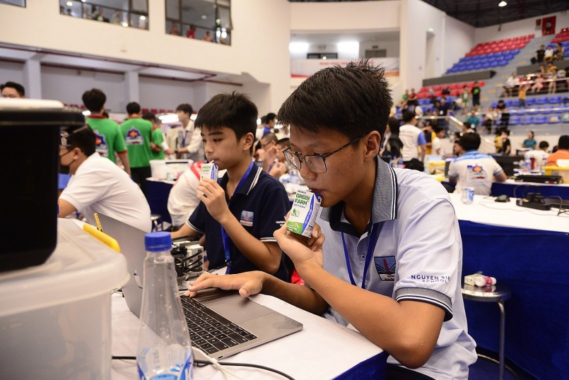 Sữa tươi Vinamilk Green Farm đạt chứng nhận an toàn và tinh khiết từ Mỹ, mang đến dòng sữa chất lượng, ngon thanh cho thí sinh. Sữa tươi Vinamilk Green Farm đạt chứng nhận an toàn và tinh khiết từ Mỹ, mang đến dòng sữa chất lượng, ngon thanh cho thí sinh.