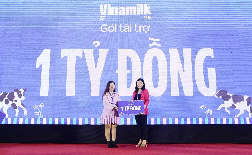 Đại diện Vinamilk trao bảng tài trợ 1 tỷ đồng cho ban tổ chức Đại diện Vinamilk trao bảng tài trợ 1 tỷ đồng cho ban tổ chức