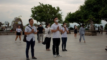 Người dân, du khách đổ về ngôi chùa lớn của Đà Nẵng trong ngày Rằm tháng 7