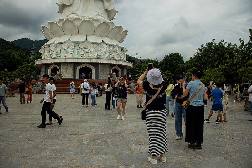 Người dân, du khách đổ về ngôi chùa lớn của Đà Nẵng trong ngày Rằm tháng 7