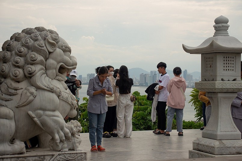 Người dân, du khách đổ về ngôi chùa lớn của Đà Nẵng trong ngày Rằm tháng 7