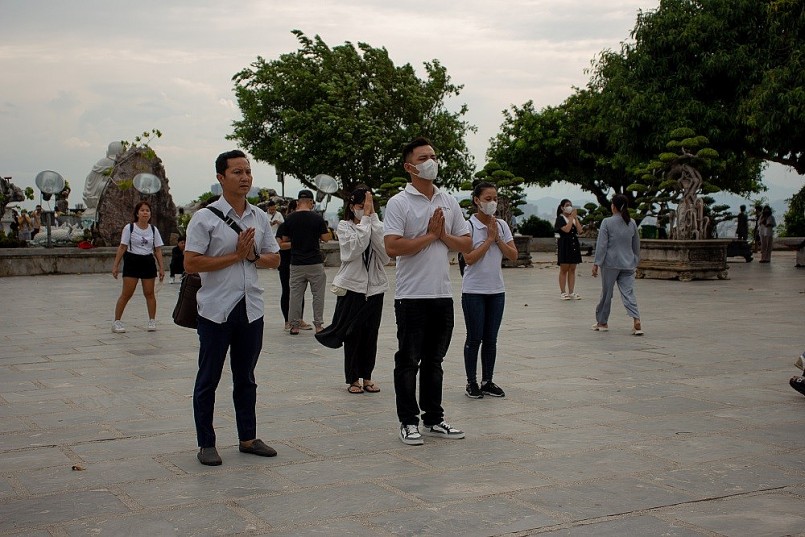 Người dân, du khách đổ về ngôi chùa lớn của Đà Nẵng trong ngày Rằm tháng 7