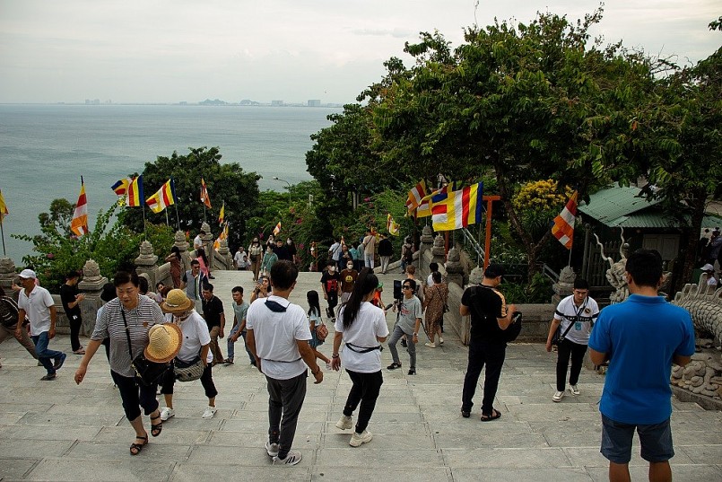 Người dân, du khách đổ về ngôi chùa lớn của Đà Nẵng trong ngày Rằm tháng 7