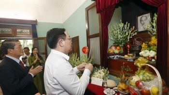 Chủ tịch Quốc hội dâng hương tưởng niệm Chủ tịch Hồ Chí Minh