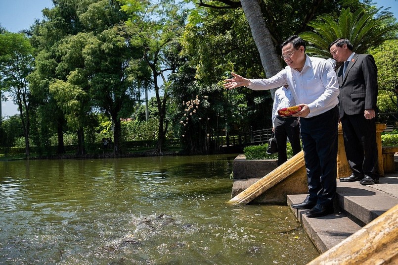 Chủ tịch Quốc hội Vương Đình Huệ, Phó Chủ tịch Quốc hội Nguyễn Khắc Định, Phó Chủ tịch Quốc hội Nguyễn Đức Hải và Trưởng ban Công tác Đại biểu Nguyễn Thị Thanh cho cá ăn trong khu Nhà sàn Bác Hồ Chủ tịch Quốc hội Vương Đình Huệ, Phó Chủ tịch Quốc hội Nguyễn Khắc Định, Phó Chủ tịch Quốc hội Nguyễn Đức Hải và Trưởng ban Công tác Đại biểu Nguyễn Thị Thanh cho cá ăn trong khu Nhà sàn Bác Hồ